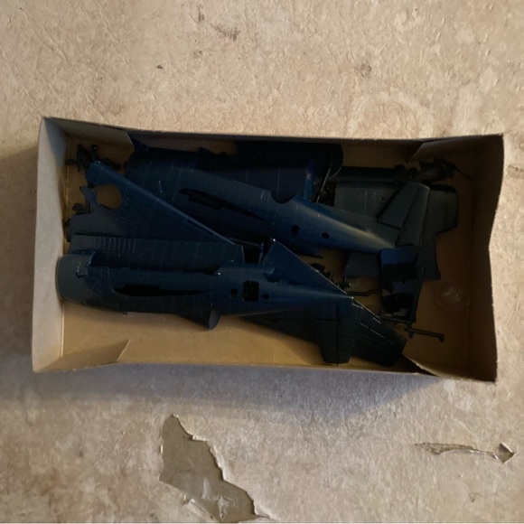 1973 Vintage Monogram Avenger WW2 Fighter Plane Model Kit - Picture 2 of 3